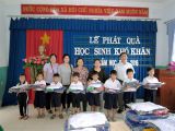 Lễ phát quà cho học sinh khó khăn