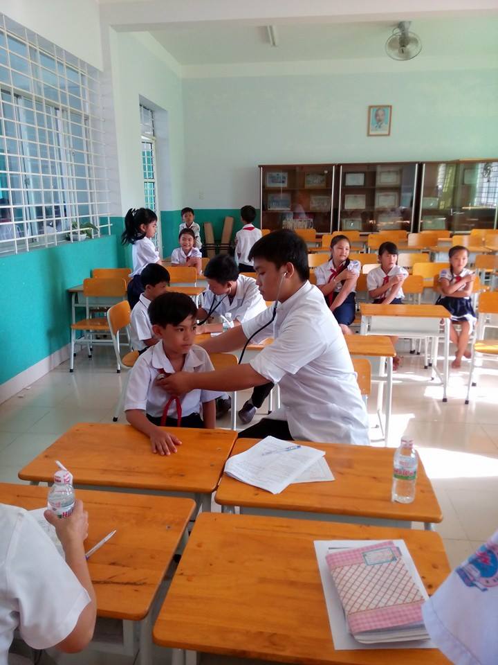 Khám trước khi tiêm vắc xin Sởi-Rubella