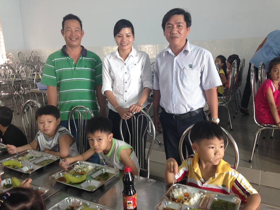 Ban đại diện CMHS đang tham quan và dự giờ ăn của học sinh